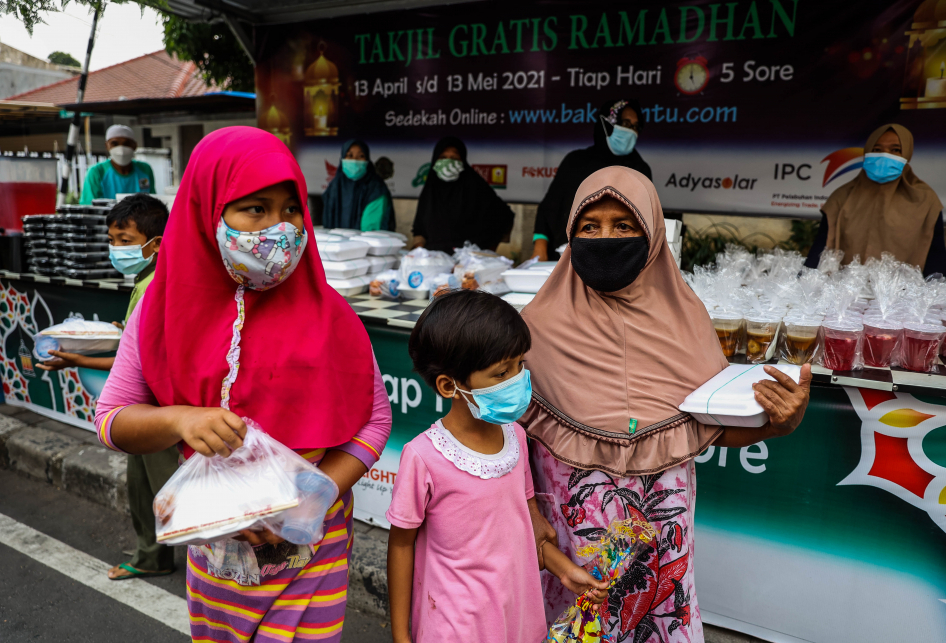 Pembagian Ratusan Takjil Gratis di Cempaka Putih