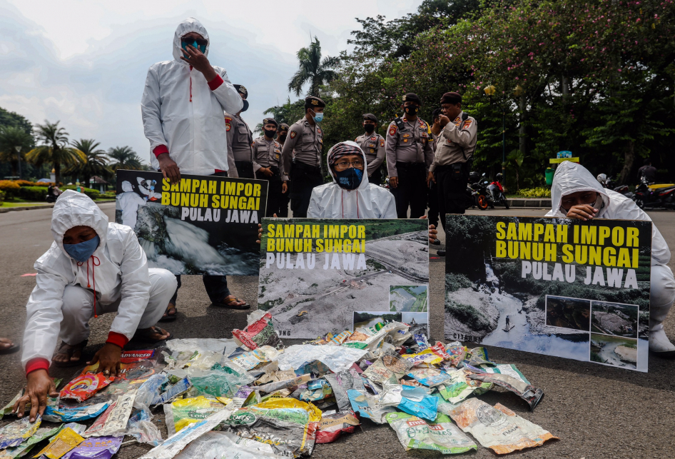 Aksi Damai Darurat Sampah Impor Kertas & Plastik