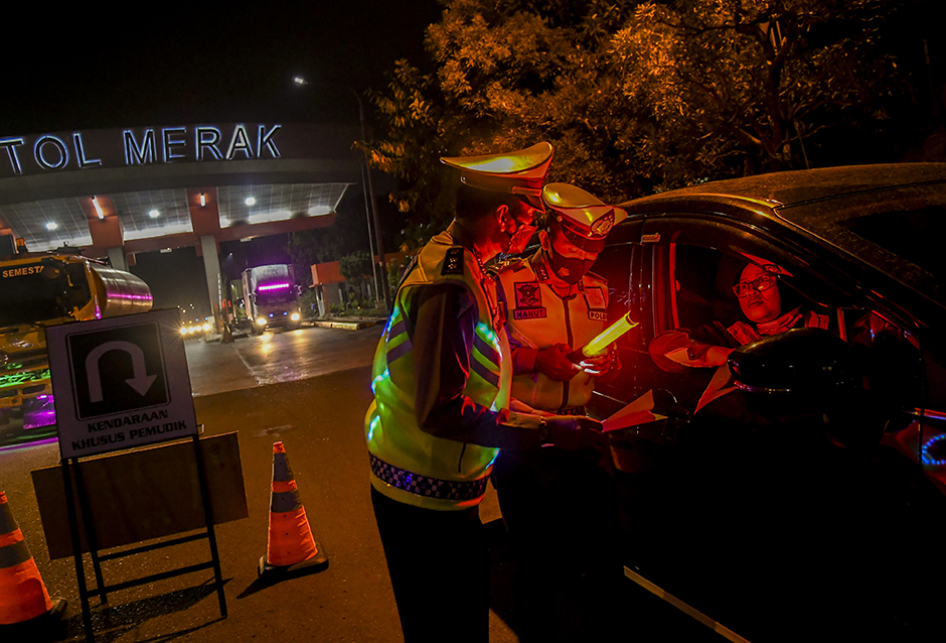 PENYEKATAN PENGENDARA DI TOL MERAK