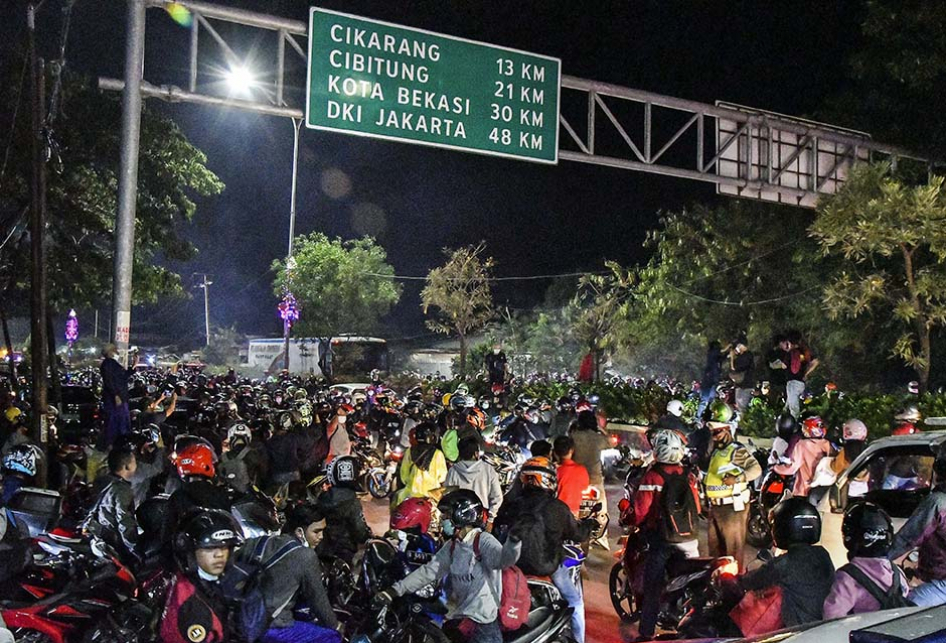 PEMUDIK MOTOR PADATI PERBATASAN BEKASI DAN KARAWANG