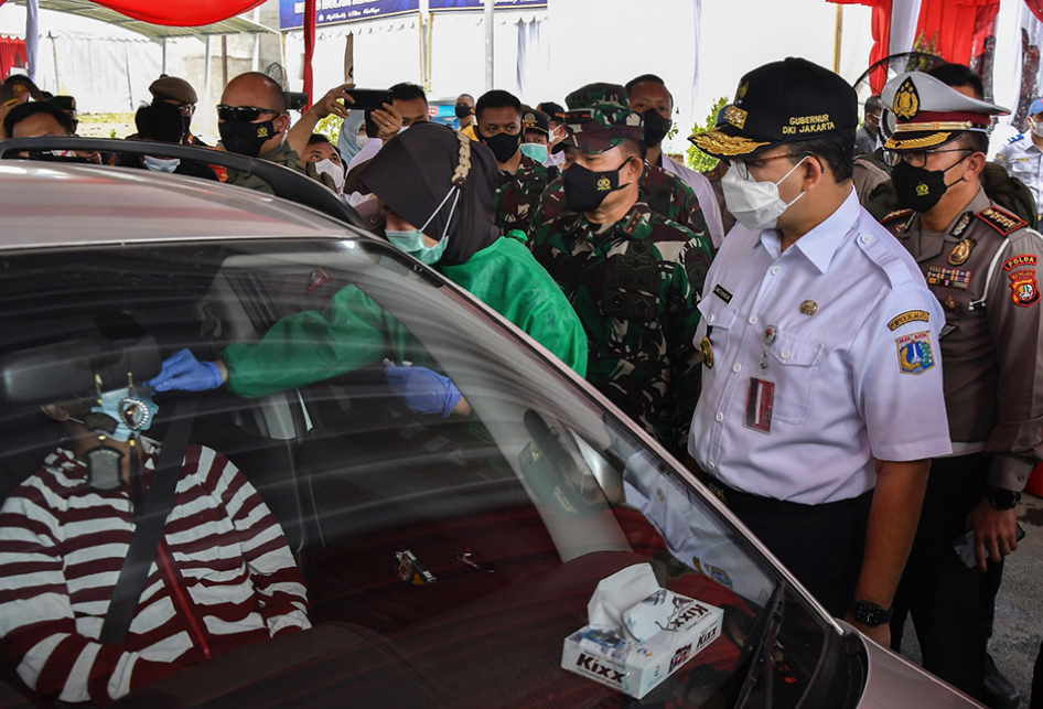 ANIES BASWEDAN MENINJAU POS PEMERIKSAAN KESEHATAN DI TOL JAPEK