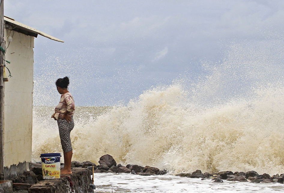 HIDUP DI ANTARA PASANG SURUT AIR LAUT