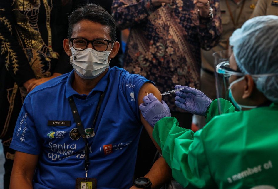 Sandiaga Uno & Pelaku Ekonomi Kreatif Vaksin COVID-19 Astra Zene