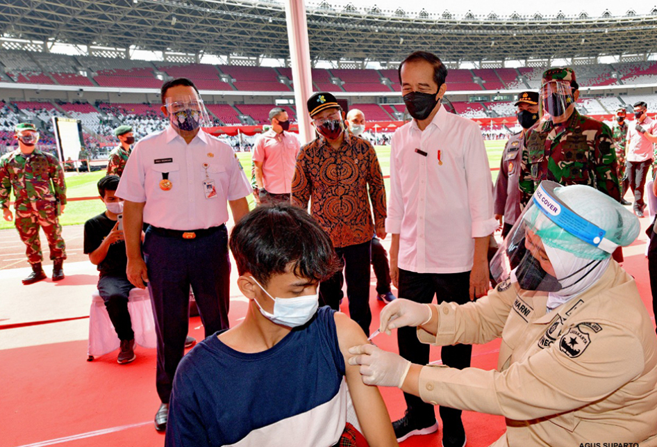 Jokowi Tinjau Vaksinasi Covid-19 Massal di Gelora Bung Karno