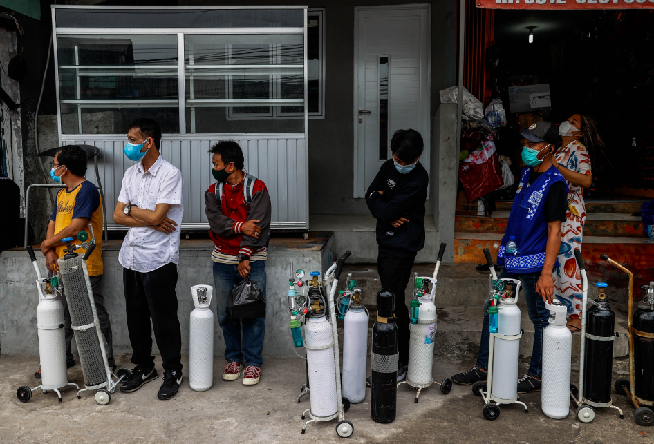 Antre Isi Ulang Tabung Oksigen untuk Pasien Covid-19