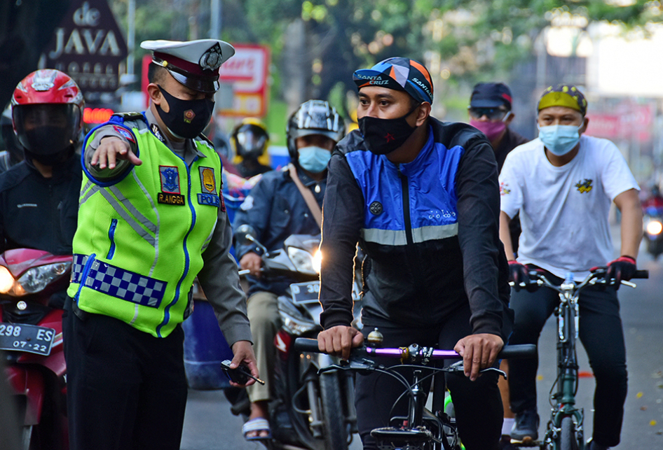 Hari Kedua PPKM Darurat, Polisi Putar Balik Pesepeda di Kota Ban