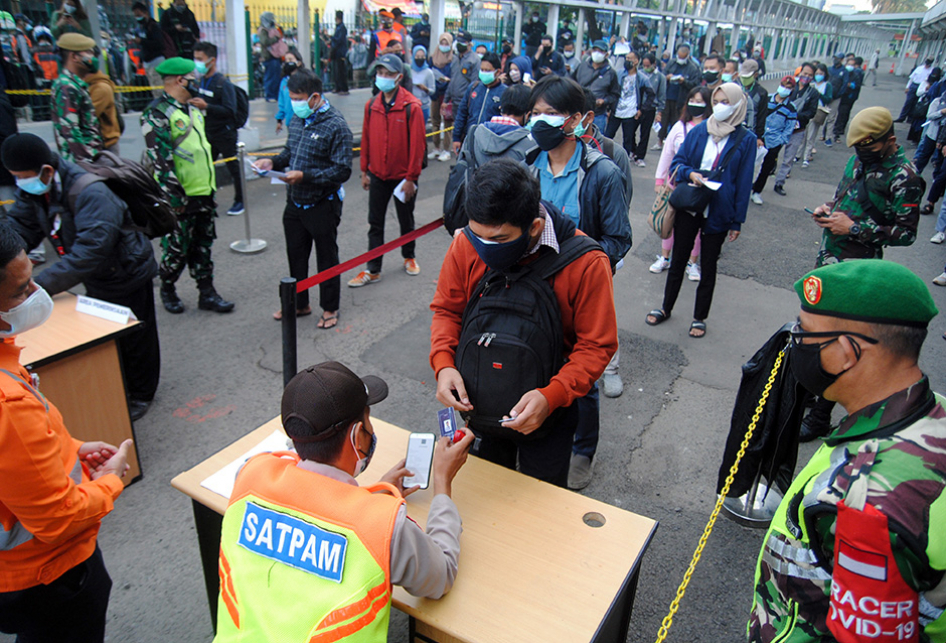 Antrean Calon Penumpang di Stasiun Bogor Saat Pemeriksaan STRP - Vimarsana News