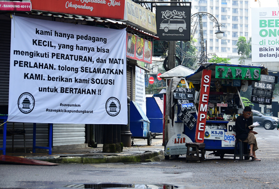 Bendera Putih, Jeritan PKL Cikapundung Dihantam Pandemi - Vimarsana News
