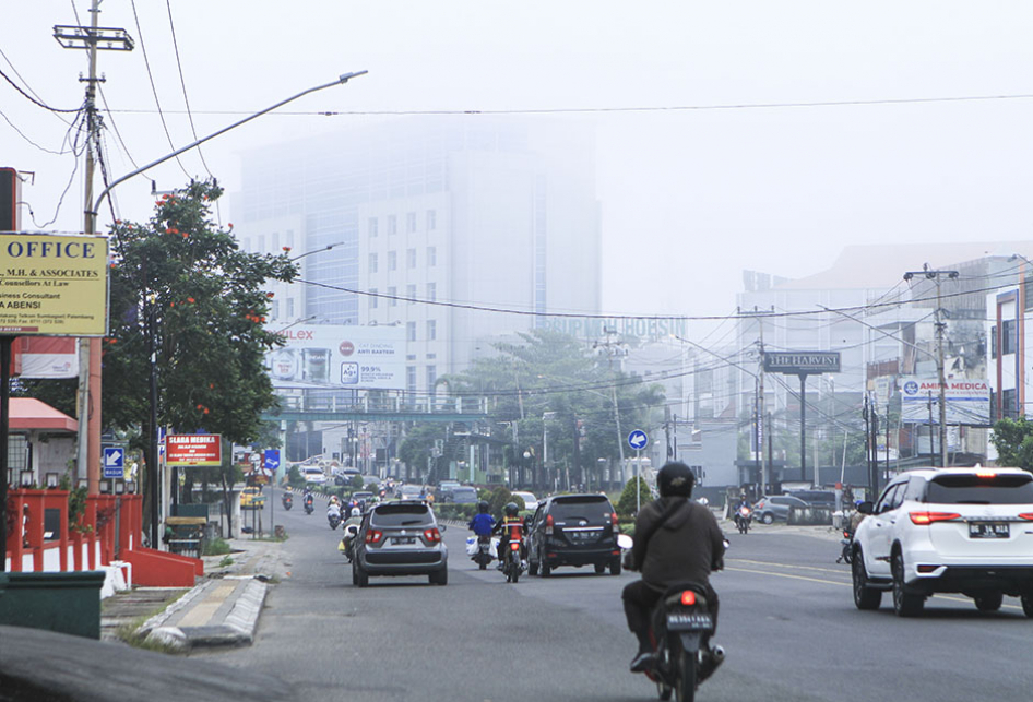 Kota Palembang Diselimuti Kabut Pekat