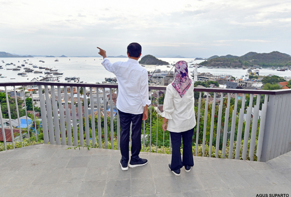 Momen Jokowi Dan Iriana Nikmati Senja Labuan Bajo Dari Puncak Waringin<script async src=