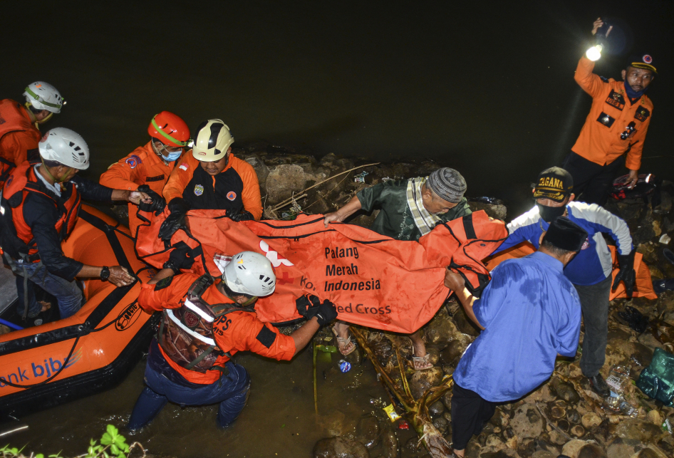 Evakuasi 11 Jenazah Siswa Tenggelam Saat Susur Sungai Ciamis