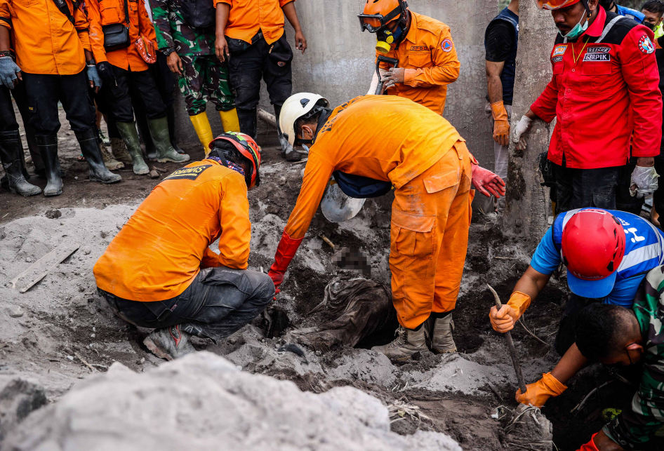 Evakuasi Korban Erupsi Gunung Semeru