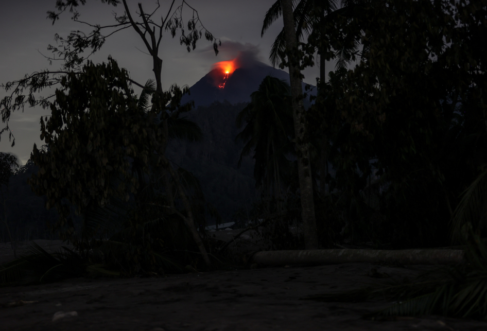 Gunung Semeru Keluarkan Lava Pijar