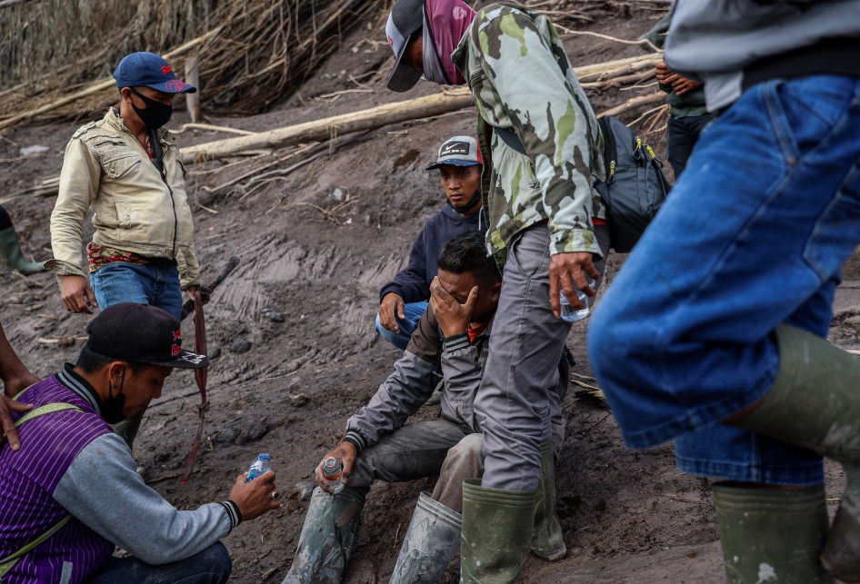 Evakuasi Korban Erupsi Gunung Semeru Desa Curah Kobokan