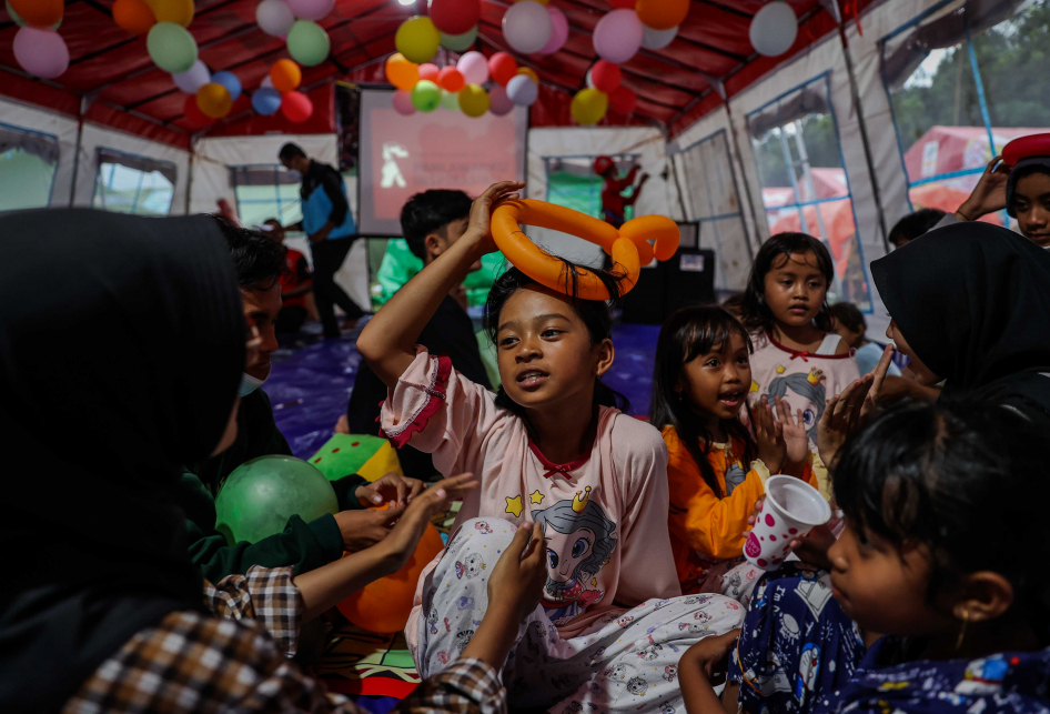 Aktivitas Pengungsi di Lapangan Desa Penanggal