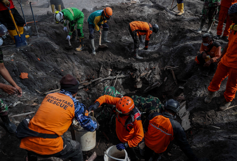 Proses Evakuasi Korban Erupsi Gunung Semeru di Kampung Renteng