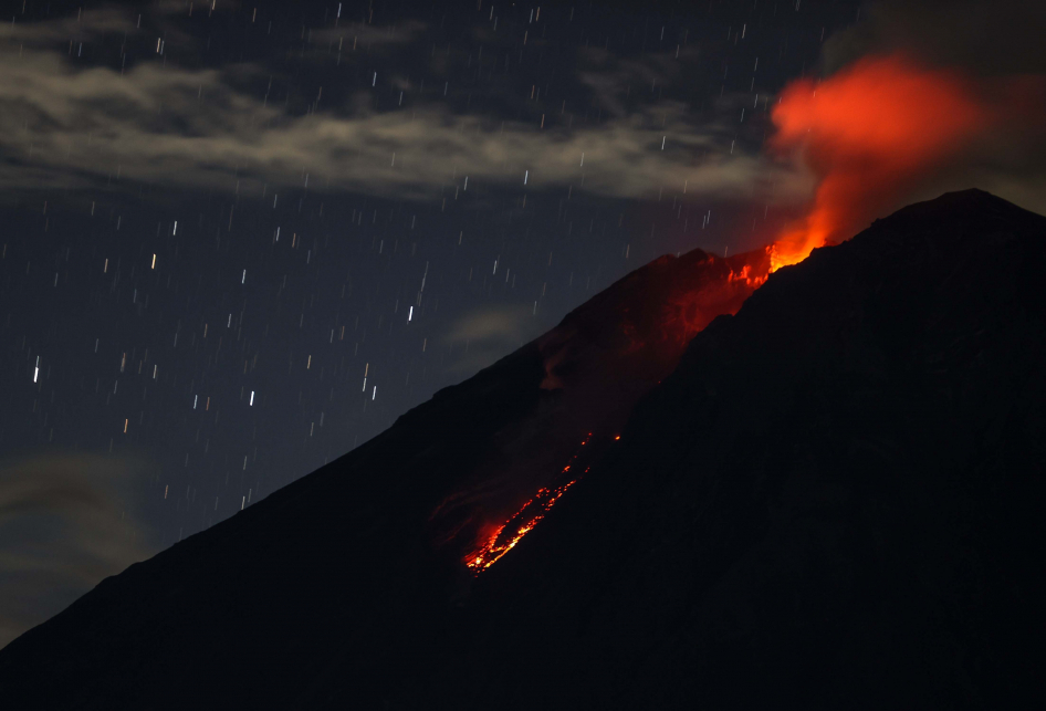 Lava Pijar Masih Keluar dari Kawah Gunung Semeru