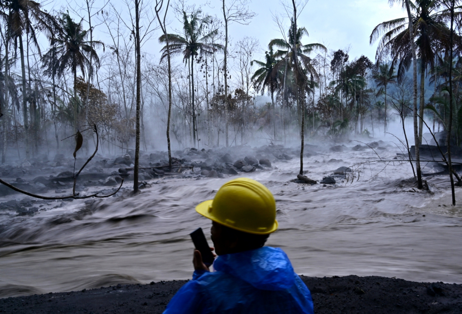 Gunung Semeru Erupsi Lagi, Banjir Lahar Dingin Terjang Permukima