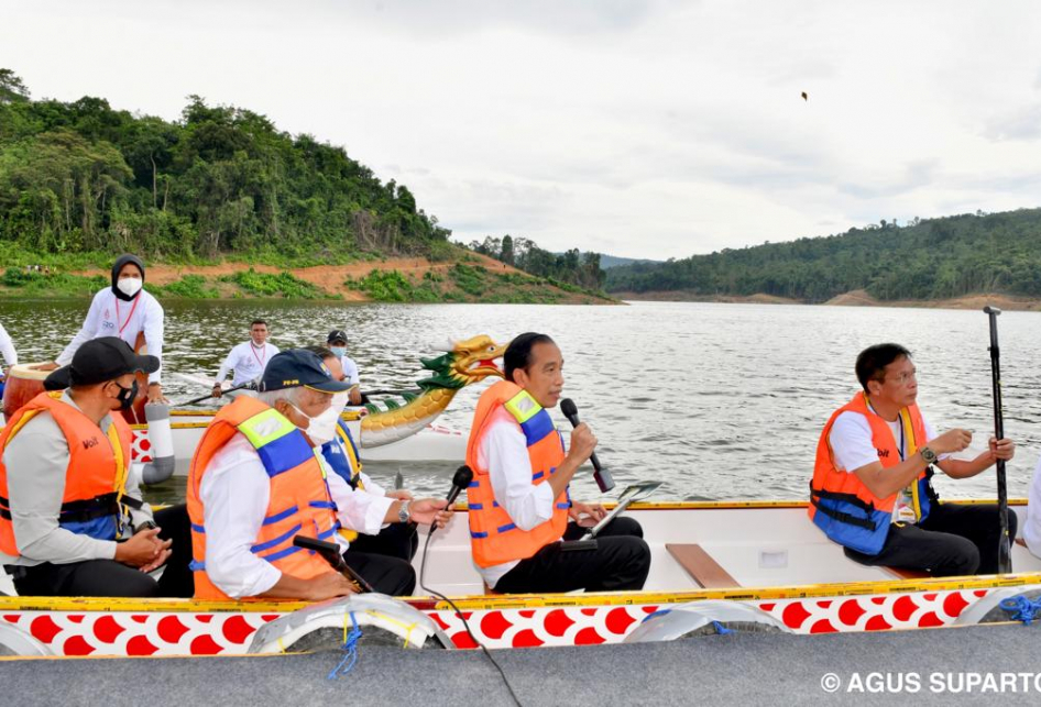 Resmikan Bendungan Ladongi, Jokowi Naik Perahu Naga