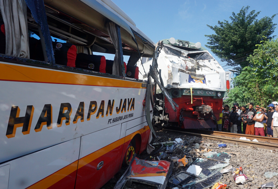 Kondisi Bangkai Bus Harapan Jaya Usai Ditabrak Kereta Api di Tulungagung