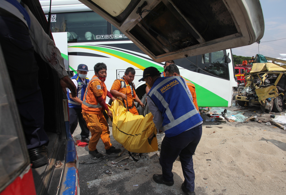 2 Orang Tewas Akibat Kecelakaan Bus Dan Truk Di Tol Surabaya