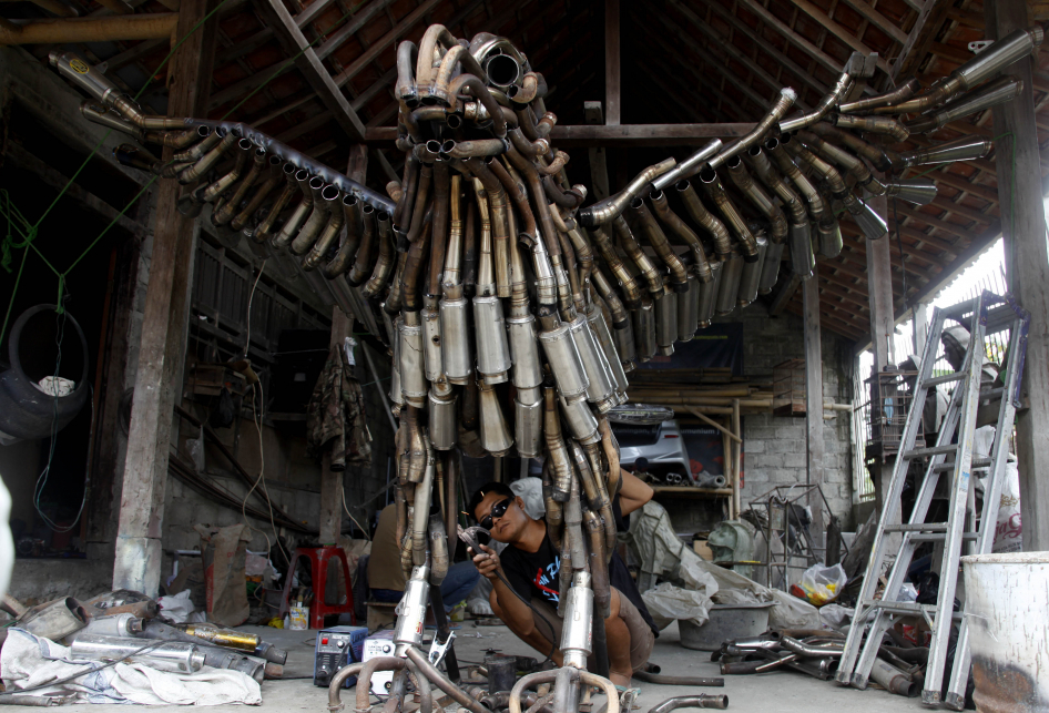 Instalasi Burung Garuda dari Knalpot