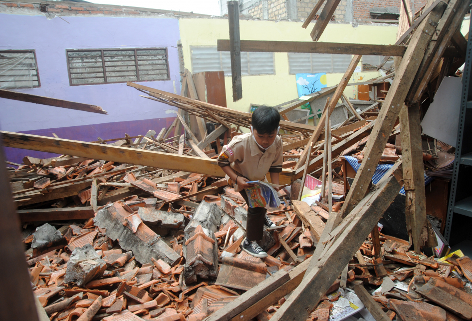 Atap Bangunan Sekolah di Bogor Ambruk