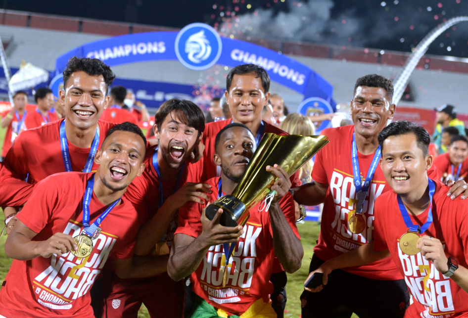 Bali United Angkat Trofi