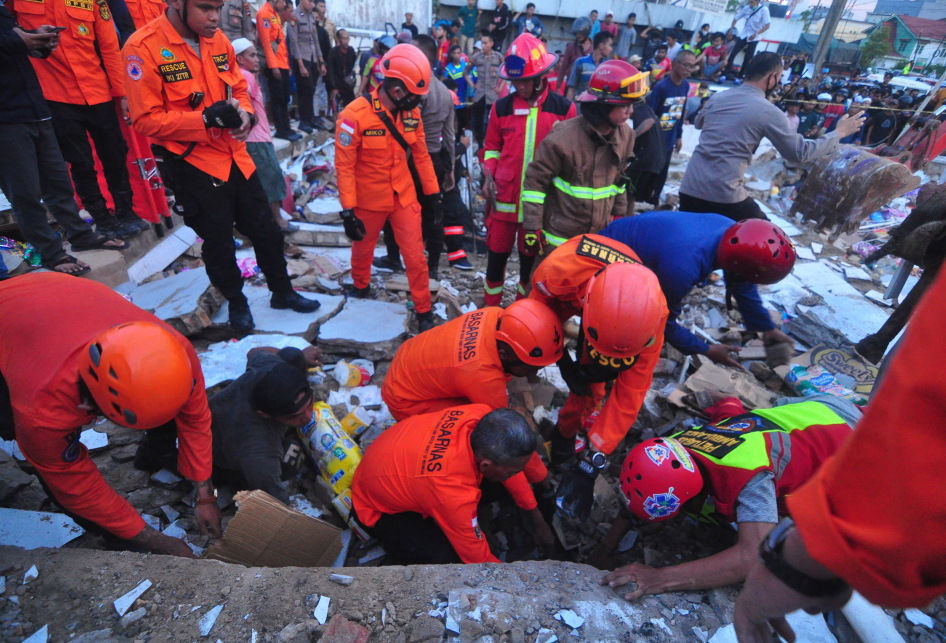 Evakuasi Korban di Reruntuhan Gedung Alfamart