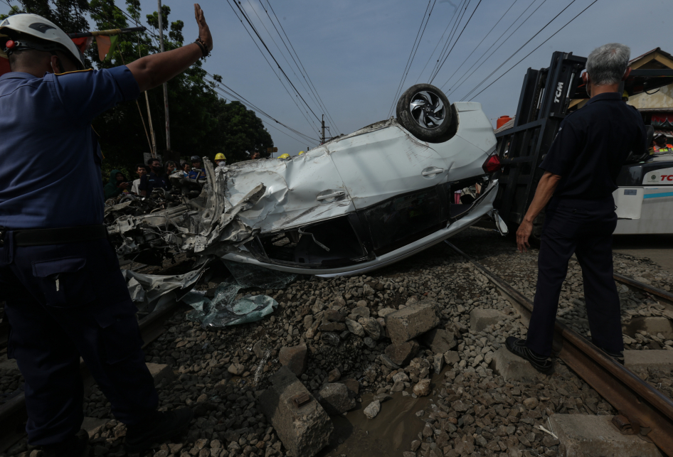 Kecelakaan Mobil Tertabrak KRL di Depok