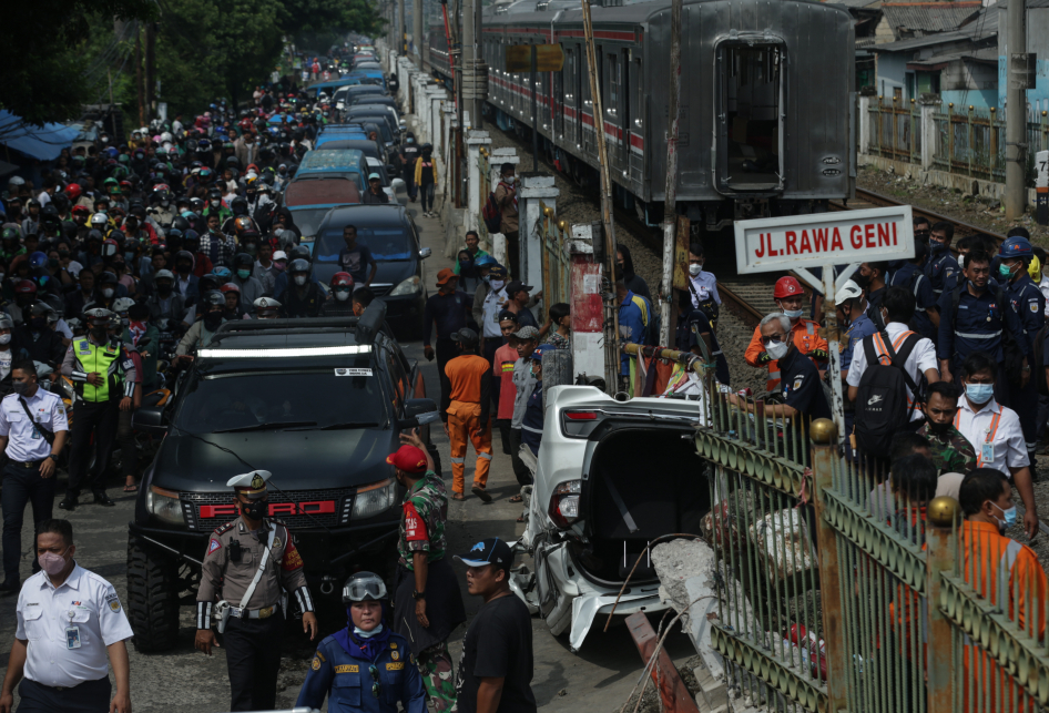Kemacetan Lalu Lintas Akibat Kecelakaan Mobil Tertabrak KRL di Depok