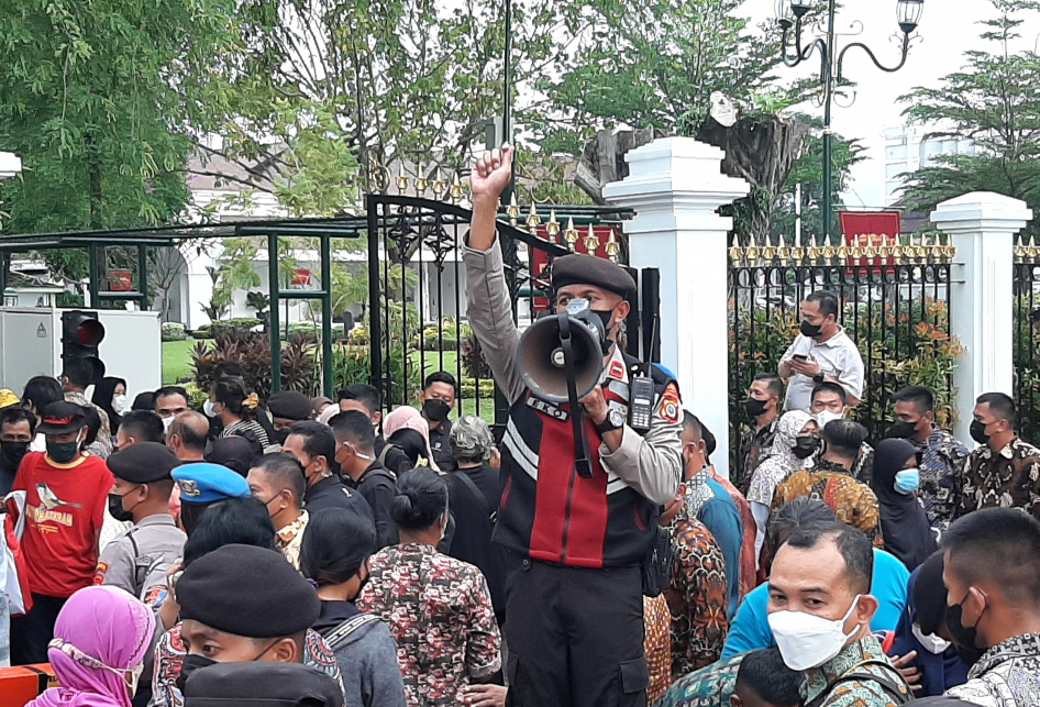 Jokowi Bagi Sembako untuk Warga Yogyakarta