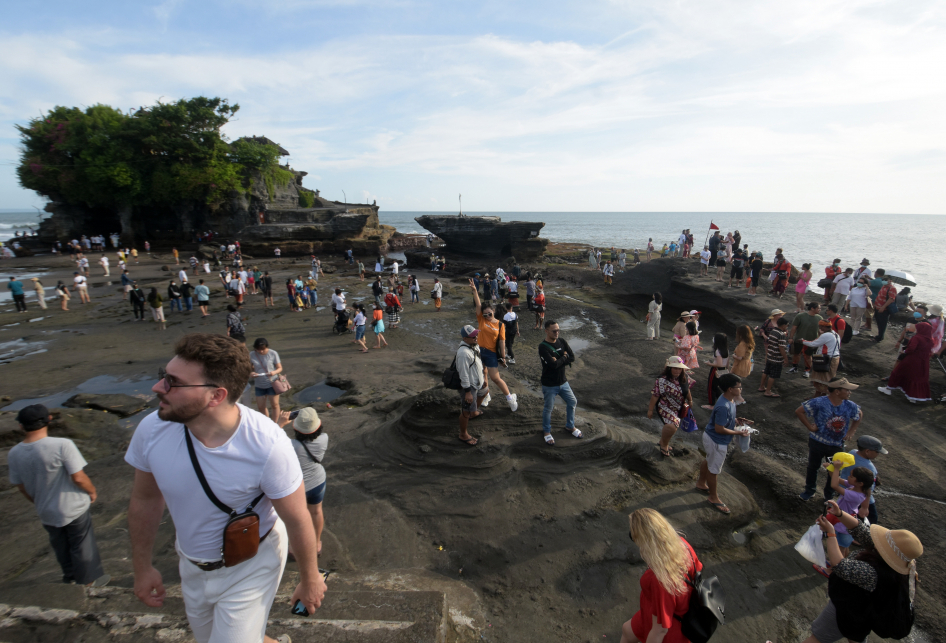 Wisatawan Kunjungi Tanah Lot Saat Libur Lebaran 