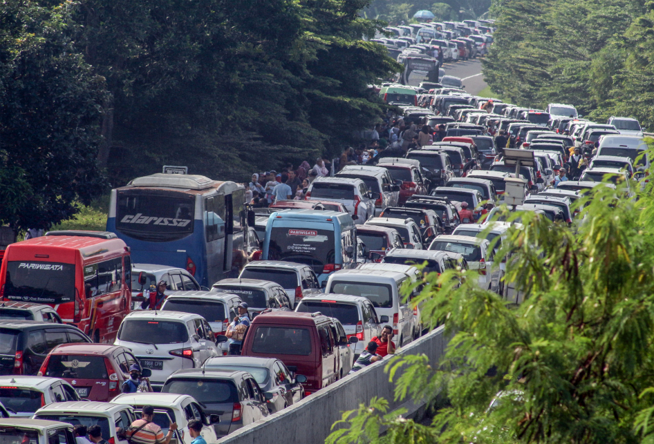 Lalu Lintas Jalur Puncak Bogor Padat Kendaraan