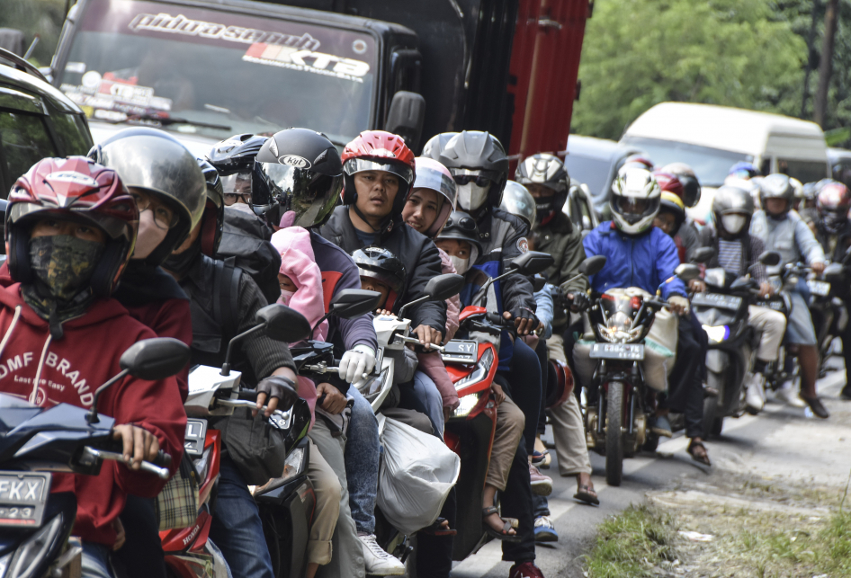 Antrean Kendaraan di Jalur Selatan Tanjakan Lingkar Gentong Bawah