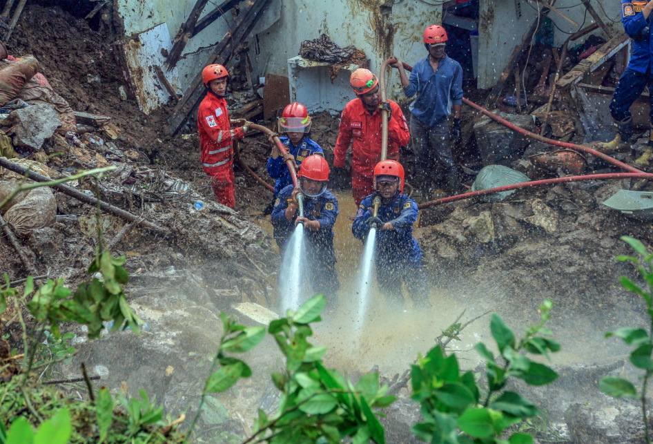 Pencarian Korban Tanah Longsor di Cijeruk