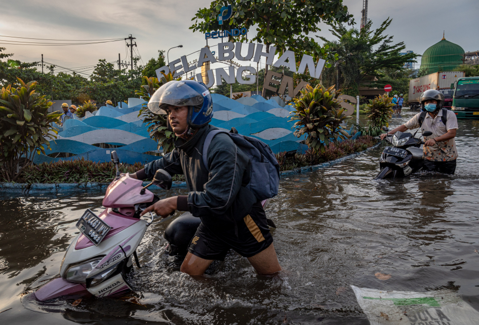 Pelabuhan Tanjung Emas Terendam Banjir Rob