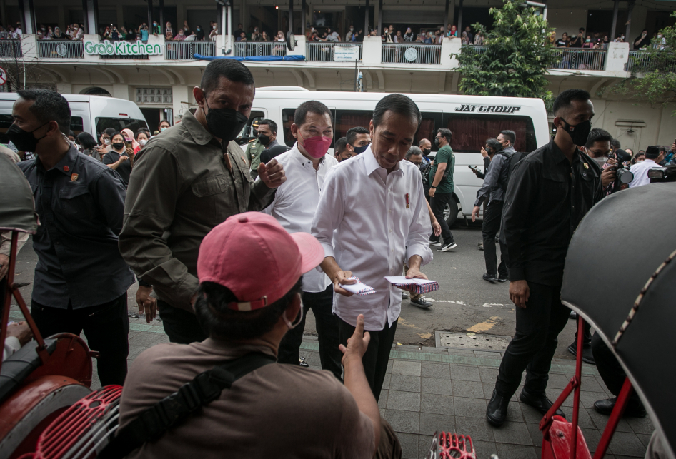 Jokowi Bagi BLT di Solo