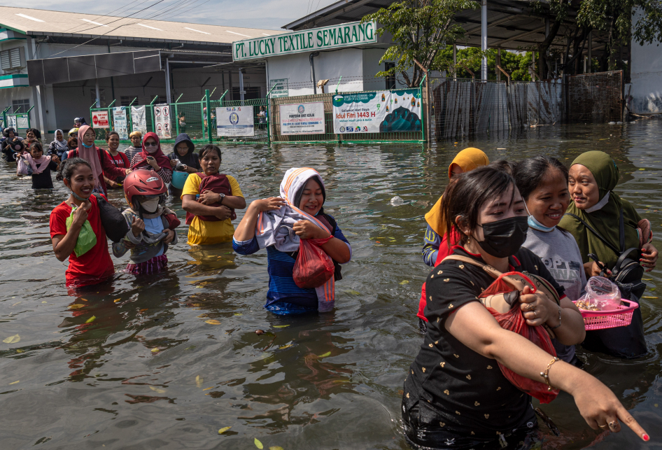 Banjir Rob Masih Menggenangi Kawasan Industri Pelabuhan Semarang
