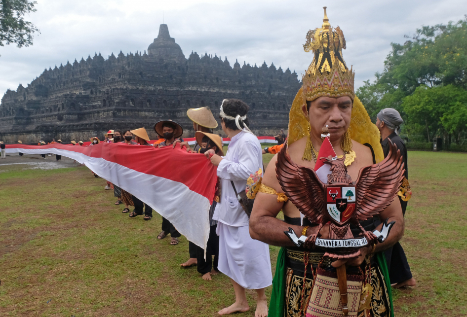Pembentangan Bendera Merah Putih di Borobudur