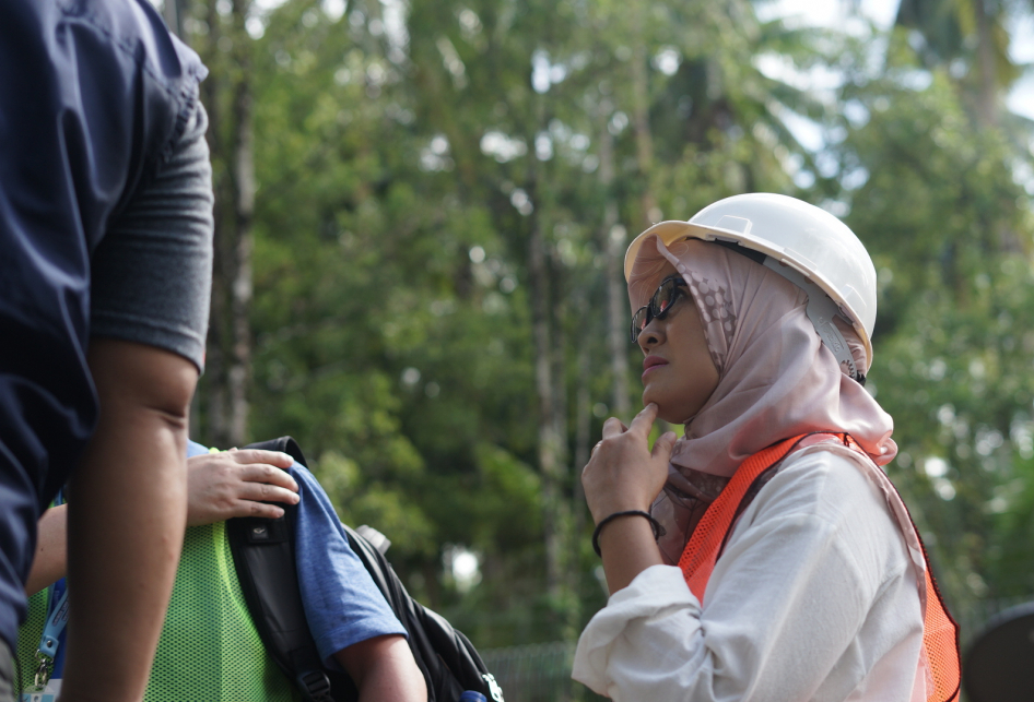Dirut BAKTI Kominfo Fadhilah Mathar bersama petugas saat mengecek kondisi BTS 4G Bakti Kominfo di Desa Bowombaru Utara, Kecamatan Melonguane, Kabupaten Kepulauan Talaud, Sulawesi Utara, Kamis (28/12/2023).
