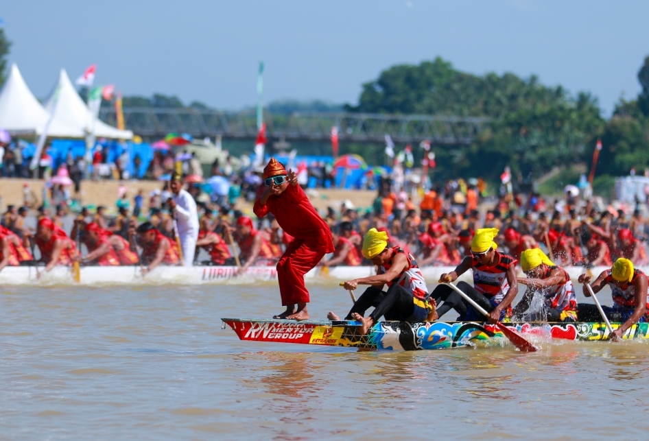 Lomba Pacu Jalur