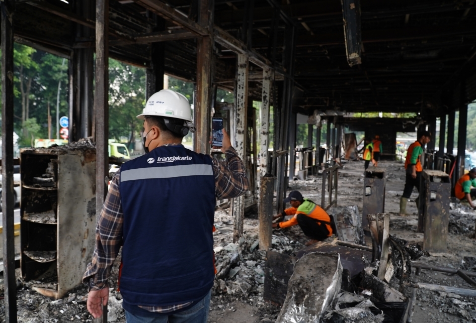 Halte Transjakarta Polda Dibakar