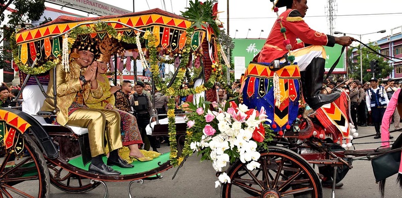 Kemeriahan Kirab Pernikahan Kahiyang-Bobby di Medan