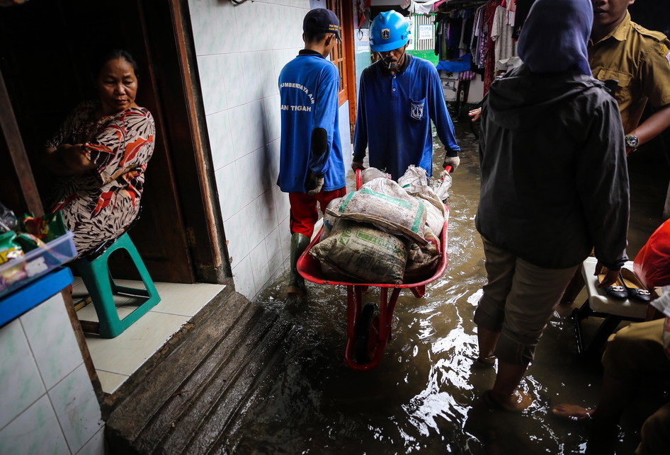 Kampung Luar Batang Masih Terendam Air akibat Tanggul Bocor