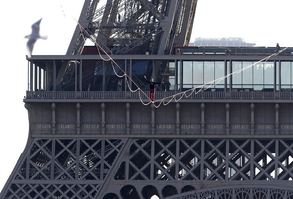 Aksi Slackline di Menara Eiffel