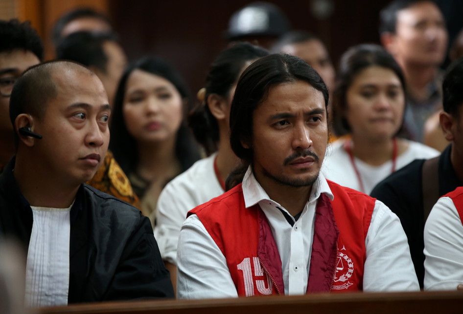 Penyanyi Marcello Tahitoe (kanan) menjalani sidang putusan terkait kasus dugaan penyalahgunaan narkotika jenis ganja di Pengadilan Negeri (PN) Jakarta Selatan, Selasa (16/1/2018). Ia divonis 9 bulan rehabilitasi oleh majelis hakim. . (KOMPAS.com / KRISTIANTO PURNOMO)