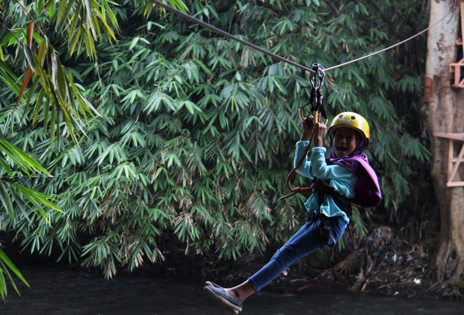 Menikmati Kegiatan Alam  Terbuka di Pinggir Sungai Ciliwung