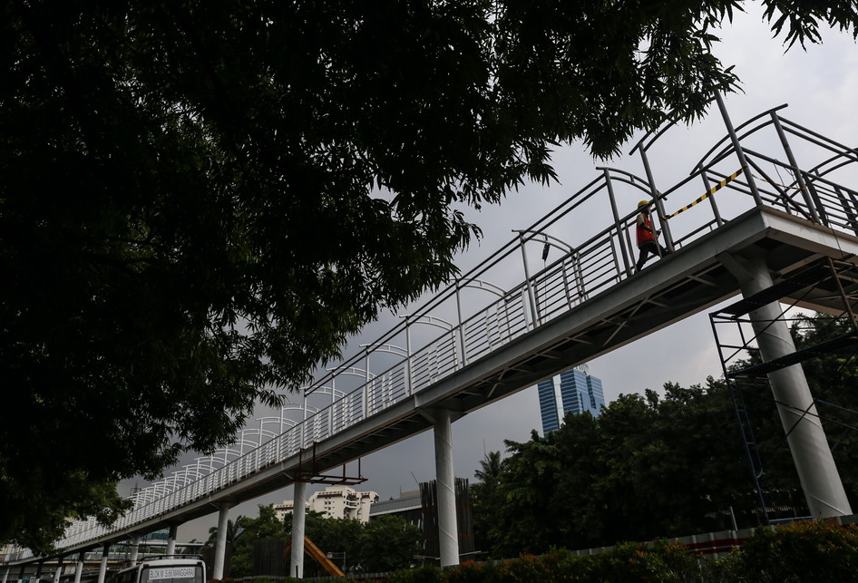 Jembatan Penyebrangan Orang (JPO) di Halte Kuningan Timur