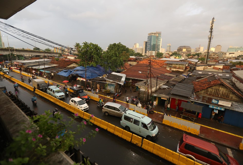 Angkot dan Pengendara Motor Kembali Melintas di Jalan Jati Baru